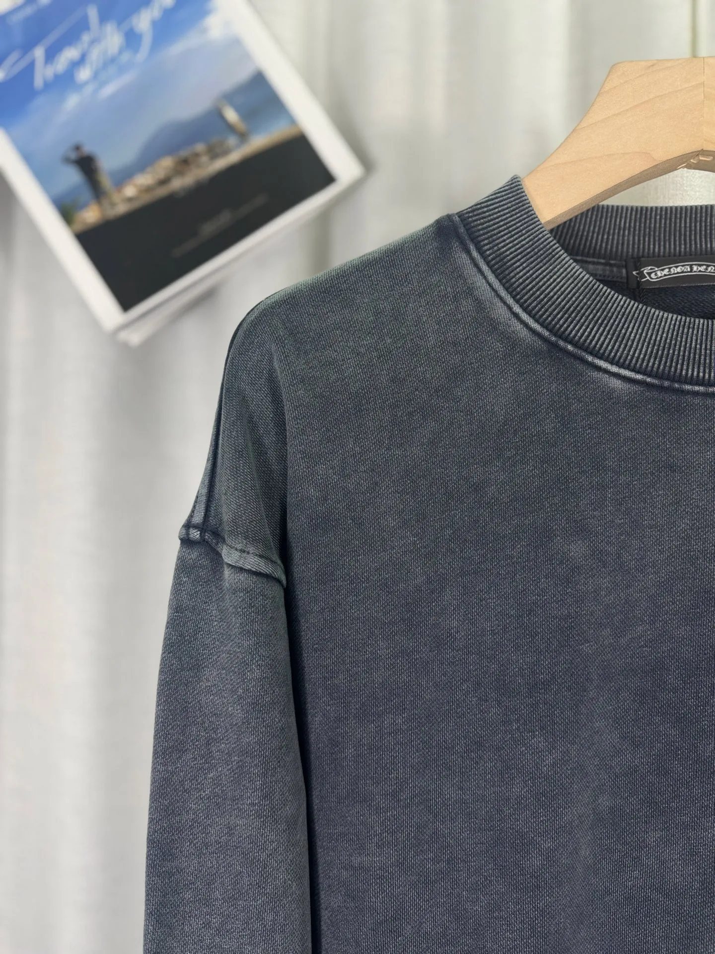P270 top version, real shot without P, ​​different from market currency) 𝗖𝗵𝗿𝗼𝗺𝗲 𝗛𝗲𝗮𝗿𝘁𝘀/Croxin 2025 3D three-dimensional autumn and winter new original single counter American laser burnt 3D offset printing couple casual sweatshirt 👑The highest version! Customized fabric 430g tripe terry fabric! American pickling and distressing, fried snowflakes, 3D offset printing, best-selling model at the counter, very comfortable to wear. Accessories: original molded and authenticated collar label➕100% silk wash water label. Genuine purchase-grade original hangtag➕matching hanging rope➕3D hanging beads➕original packaging bag. Craftsmanship: The original version has consistent wiring! The highest version of the armhole matching technique! Color: Gray Black Size: S M L XL Style No.: 9317